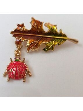 LEAF AND Dangle Lady Bug 🐞  Brooch BRB